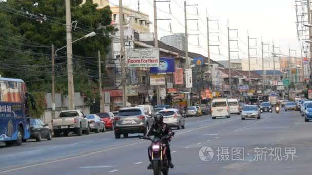 芭堤雅  泰国-2017年12月16日: 泰国街头的巨大交通。许多汽车  小巴  摩托车在典型的亚洲大街上行驶