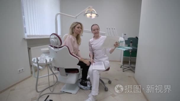 牙医医生与病人协商视频