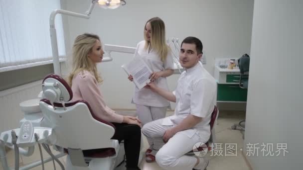 牙医医生与病人协商视频