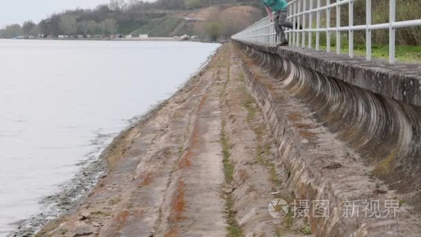 中的老人在湖岸边奔跑。孤独的成熟男子在银行运行。活跃人的概念