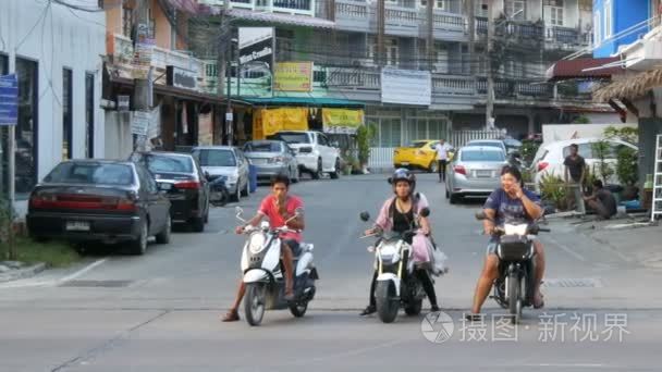 芭堤雅  泰国-2017年12月16日: 在 motobikes 的女孩和男子等待轮到交通。泰国街道上的巨大交通。许多汽车  小