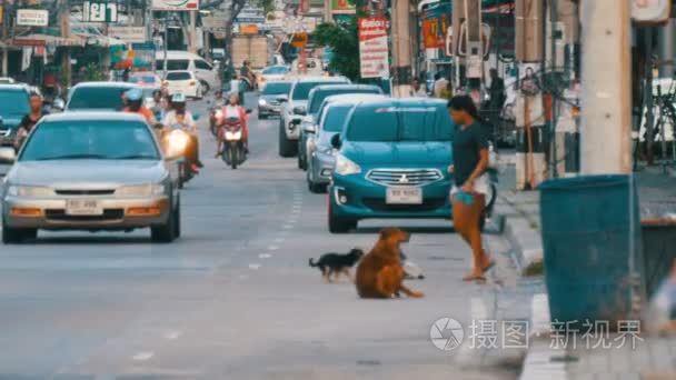 芭堤雅, 泰国2017年12月16日 大量的汽车, motobikes, 小巴。繁华典型的亚洲街道上的城市交通运动