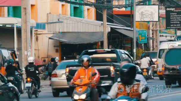 芭堤雅, 泰国2017年12月16日 大量的汽车, motobikes, 小巴。繁华典型的亚洲街道上的城市交通运动