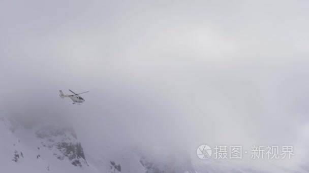 一架直升飞机飞过高山视频