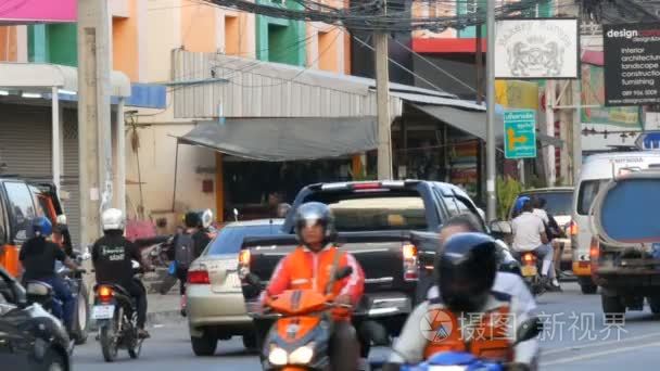 芭堤雅  泰国-2017年12月16日: 大量的汽车  motobikes  小巴。繁华典型的亚洲街道上的城市交通运动