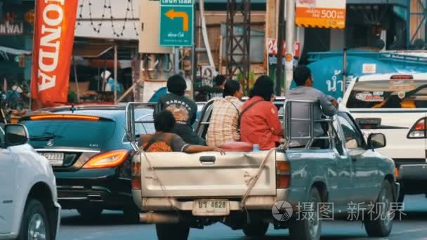 芭堤雅, 泰国2017年12月16日 大量的汽车, motobikes, 小巴。繁华典型的亚洲街道上的城市交通运动