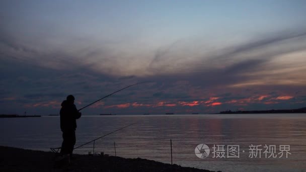 渔夫在美丽的傍晚捕鱼视频