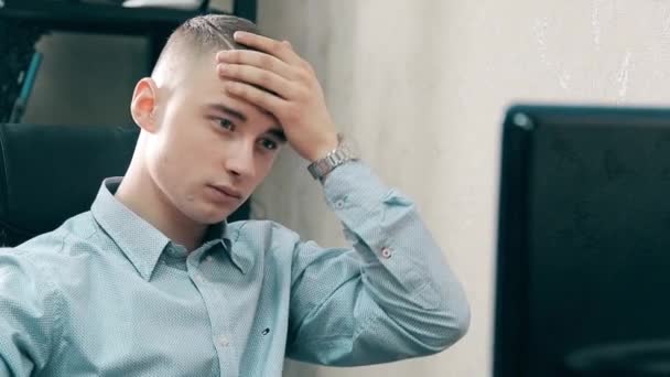 年轻的程序员在办公室里工作很闷, 很热.