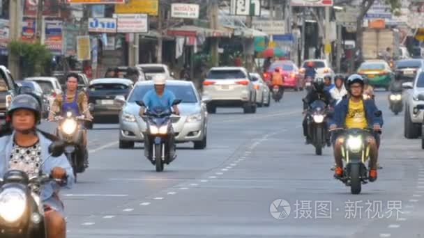 芭堤雅  泰国-2017年12月16日: 大量的汽车  motobikes  小巴。繁华典型的亚洲街道上的城市交通运动