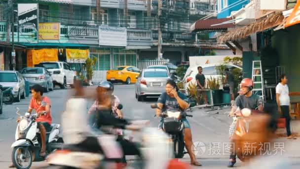 芭堤雅  泰国-2017年12月16日: 在 motobikes 的女孩和男子等待轮到交通。泰国街道上的巨大交通。许多汽车  小