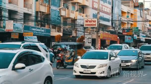 芭堤雅, 泰国2017年12月16日 大量的汽车, motobikes, 小巴。繁华典型的亚洲街道上的城市交通运动