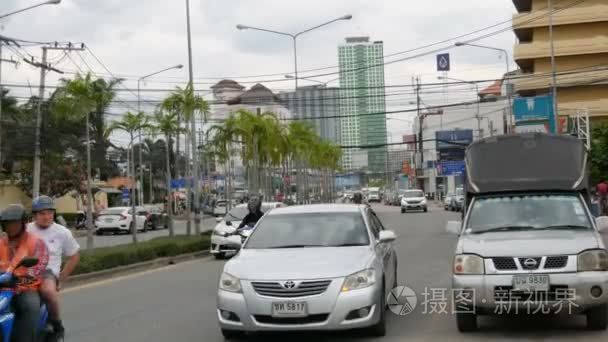 芭堤雅  泰国-2017年12月16日: 泰国街头的巨大交通。许多汽车  小巴  摩托车在典型的亚洲大街上行驶