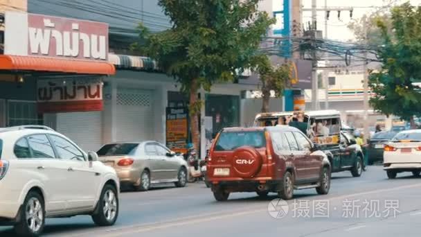 芭堤雅, 泰国2017年12月16日 大量的汽车, motobikes, 小巴。繁华典型的亚洲街道上的城市交通运动