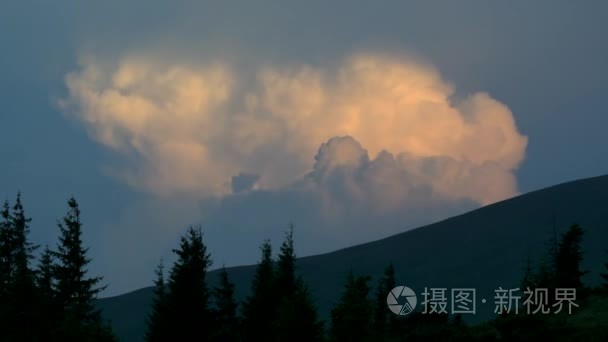 夕阳照亮了山顶上的太阳视频