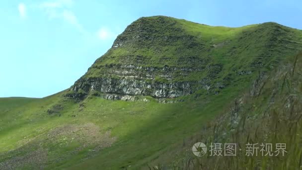 云彩的阴影沿着山的窗台移动视频