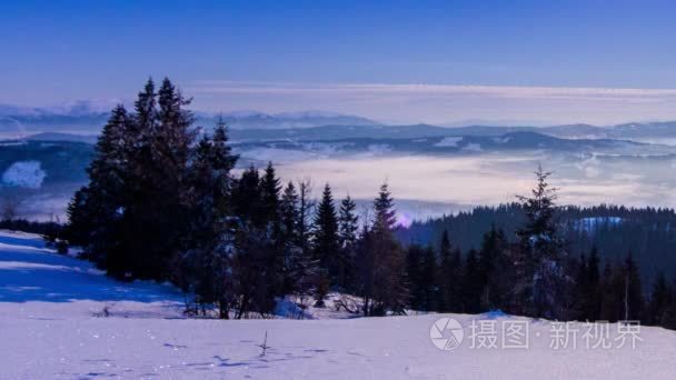 雾与星状的天空冬季过山视频