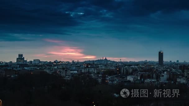 Timelapse 序列巴黎  法国-屋顶在巴黎与圣 Coeurr 在背景. 多云日出