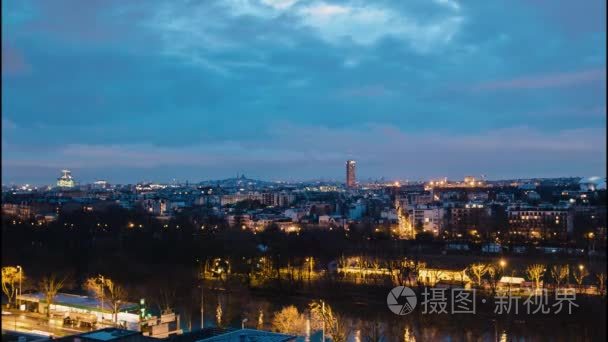 Timelapse 序列巴黎  法国-屋顶在巴黎与圣 Coeurr 在背景。多云早晨