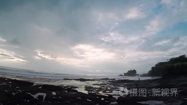 一个女孩正在手机上拍一张照片, 对巴厘岛海边美丽的风景进行拍照。视频