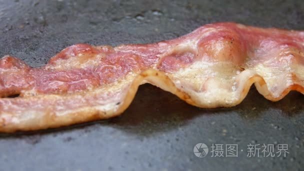 烤在石烤架上的熏肉片的特写视频