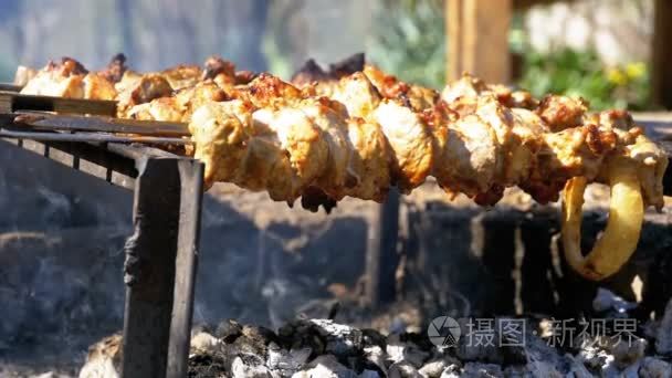 在大自然的篝火上准备羊肉串烤肉串。慢动作