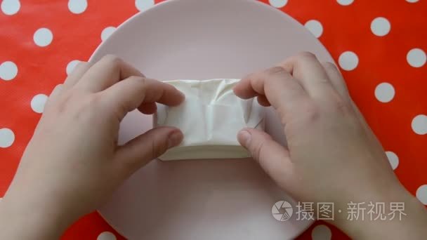 女孩打开乳酪豆腐视频