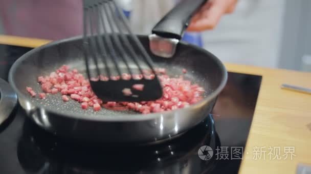 在煎锅里煮的小肉块视频