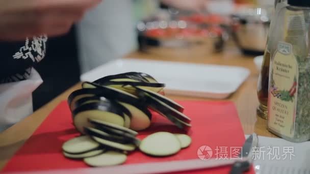 餐馆厨房台面上的黄瓜和西红柿视频