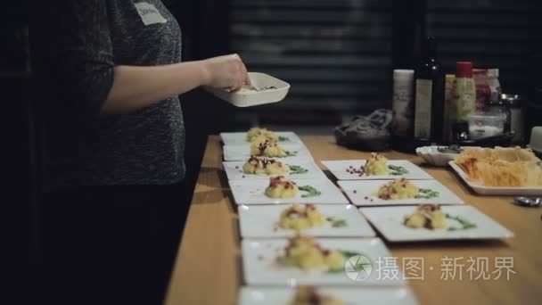 在精美的餐盘上煮洒配料视频