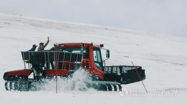 乘客山山坡上的雪车履带机视频