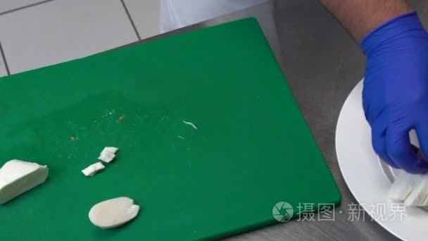 食品配料餐厅厨师切奶酪