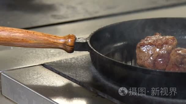 餐饮餐厅烹调油炸肉的膳食视频