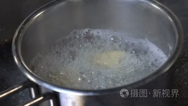 食物烹调餐馆厨房平底锅煮沸的水