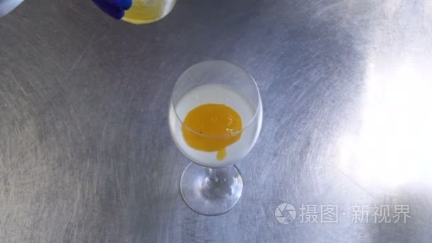 食品设计师餐厅准备美食甜点视频