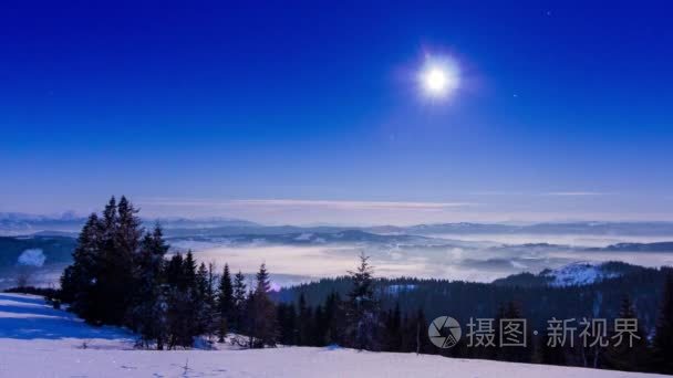 雾与星状的天空冬季过山视频