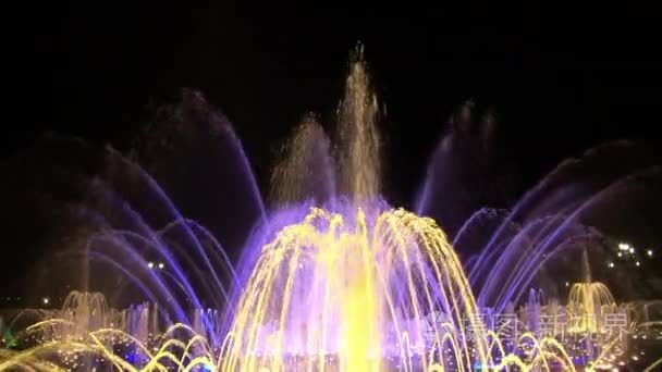 夜间紫外色舞蹈喷泉中的鲜艳水视频