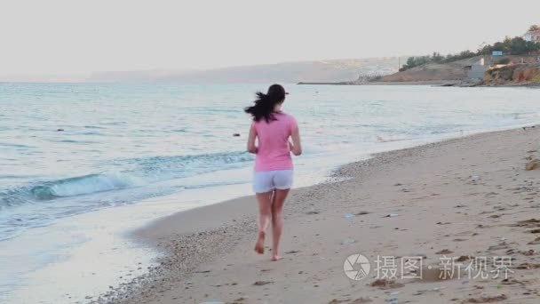 海边海滩上的女孩慢跑视频
