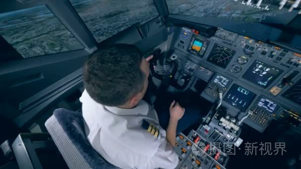 飞行员在飞行模拟器控制飞机视频