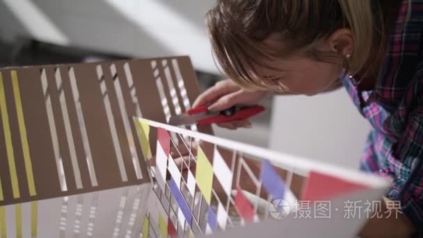 建筑师建筑房屋模型模拟的妇女视频