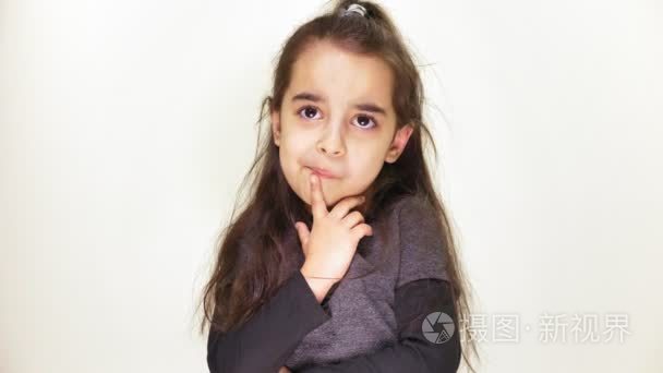 小可爱的女孩猜测, 疑惑, 思考和看相机, 肖像, 白色背景 50 fps短