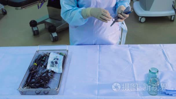 一个护士放在桌子上的医疗器械视频