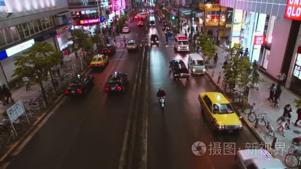 新宿站外一座桥下的交通通行视频