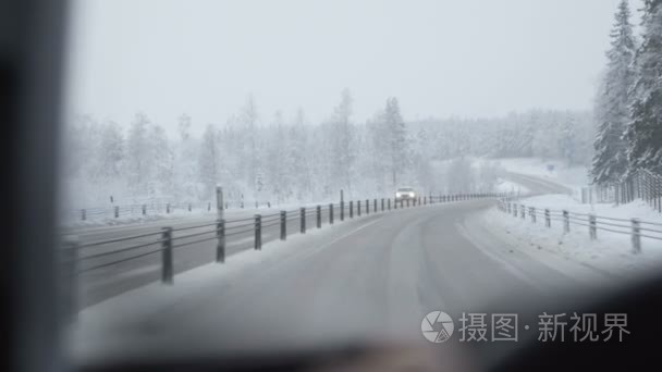 驾驶汽车通过冬天路的人视频