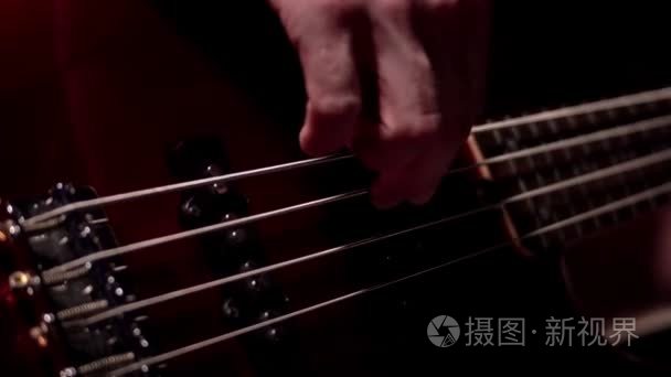 演奏五弦电低音吉他宏的音乐家视频