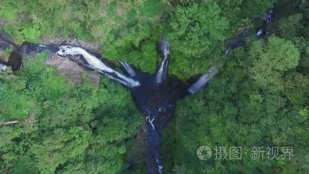 绿色雨林瀑布鸟瞰视频