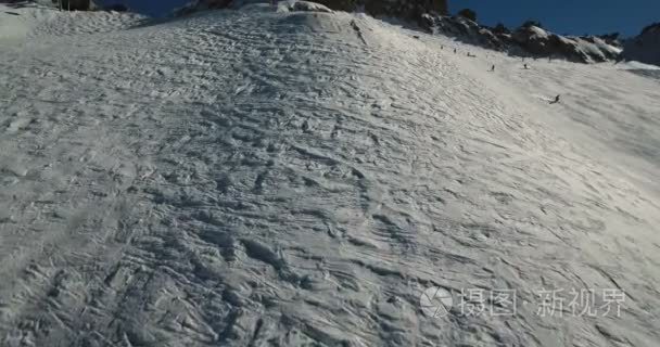 雪的地形和滑雪斜坡活动视频