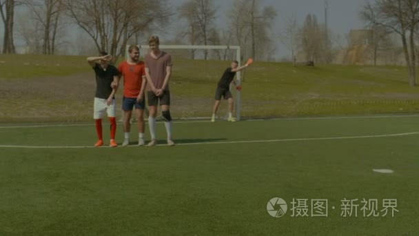 足球运动员形成墙壁试图阻止球视频