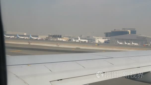 阿联酋迪拜-2018年2月8日: 在机场的飞机正在准备起飞通过许多其他不同的飞机。从沙龙拍摄