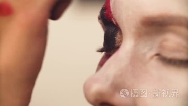 化妆师在脸上画红线视频