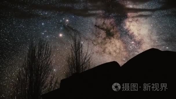 Timelapse 风暴在纪念碑谷岩石显露。星迹星系在岩石后面旋转。银河夜空全景。Timelapse 银河在海滩上。Timela